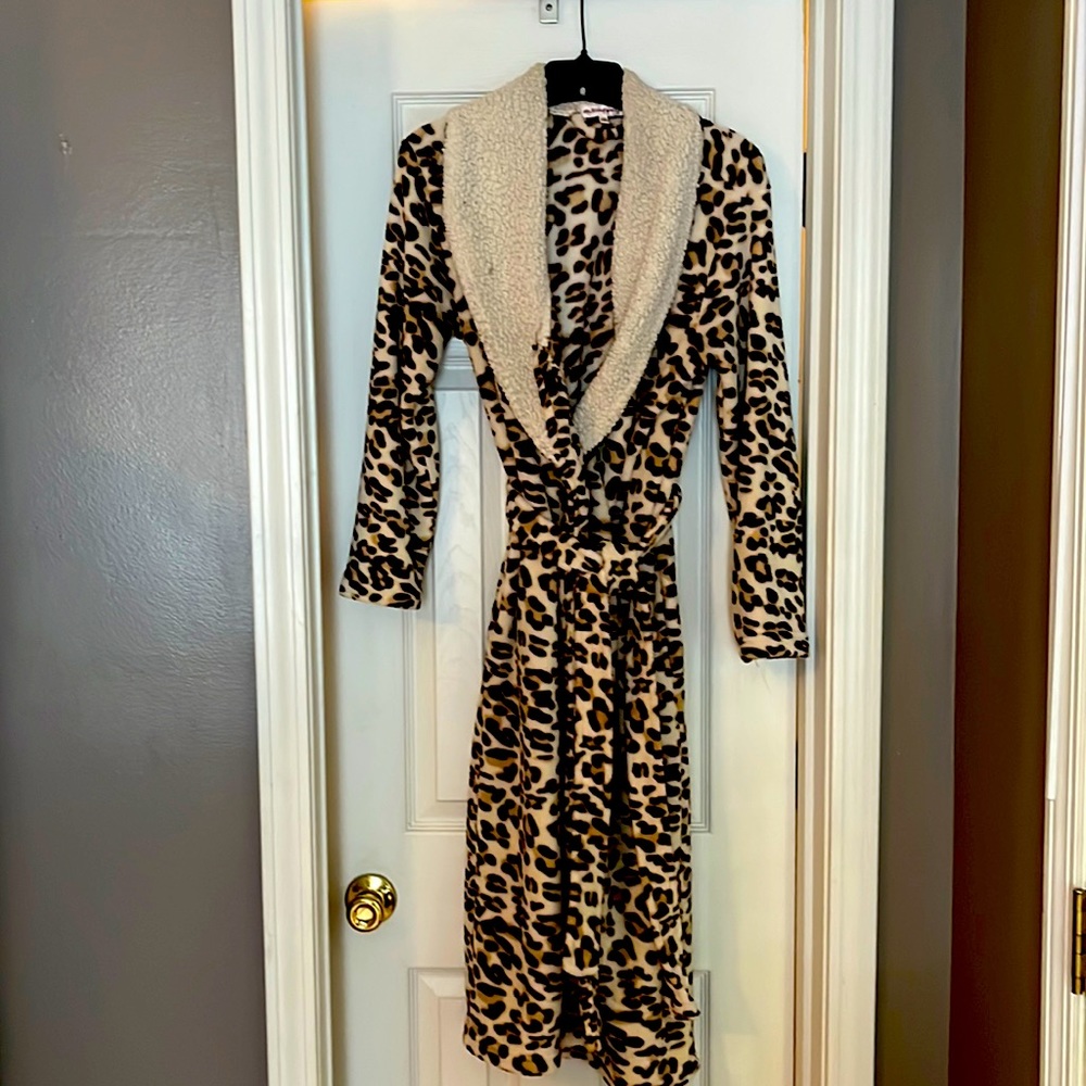 💥Long Dearfoams animal print plush robe.